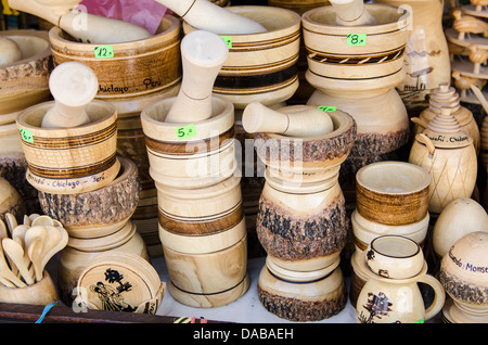 Lokale geschnitzt schnitzen Holz bewaldeten Vasen Fällen Mörser und Stößel Souvenir Souvenirs in Monsefu in der Nähe von Chiclayo, Peru. Stockfoto