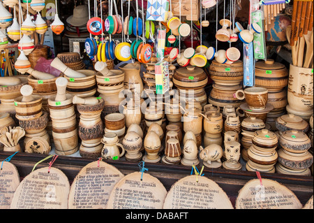 Lokale geschnitzt schnitzen Holz bewaldeten Vasen Fällen Mörser und Stößel Souvenir Souvenirs in Monsefu in der Nähe von Chiclayo, Peru. Stockfoto