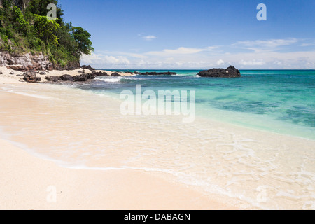 Tropischer Strand mit Welle auf dem Sand in Nosy Be, Madagaskar Stockfoto