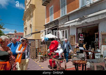 Schöner Flohmarkt Swap-Markt Trödel Antiquitäten auf dem Cours Saleya Platz French Riviera Côte d ' Azur Stockfoto