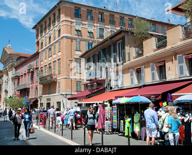 Schöner Flohmarkt Swap-Markt Trödel Antiquitäten auf dem Cours Saleya Platz French Riviera Côte d ' Azur Stockfoto