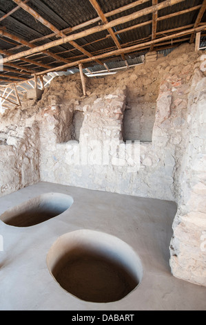 Bestattung Löcher an den alten Tucume archäologischen Komplex und Königliche Gräber Website Museum in der Nähe von Chiclayo, Peru. Stockfoto