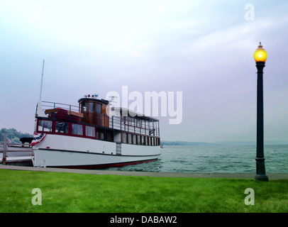 alte hölzerne Tourenboot angedockt an einem Sommermorgen Stockfoto