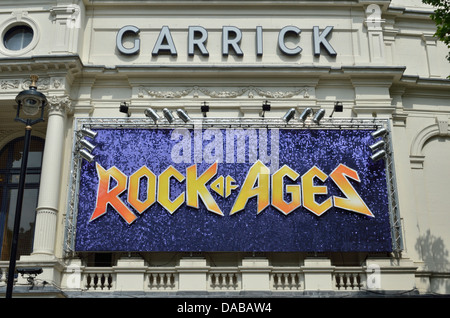 Plakatwerbung musikalische Rock of Ages außerhalb Garrick Theatre in Charing Cross Road, London, UK Stockfoto