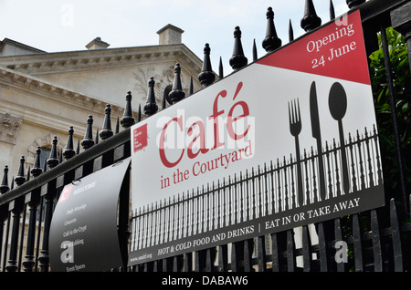 Cafe im Hof vor der Kirche St. Martin-in-the-Fields, London, UK Stockfoto