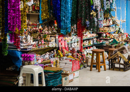 Handwerk-Kurzwaren-Souvenirs shop Stand Einkaufen in lokalen Zentralmarkt Marktplatz in Chiclayo, Peru. Stockfoto
