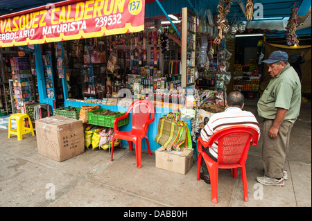 Kurzwaren-Shop stehen Stall Stand Lieferanten einkaufen in lokalen Zentralmarkt Marktplatz in Chiclayo, Peru. Stockfoto
