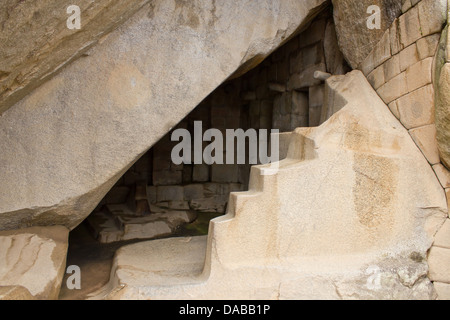 Nahaufnahme der Treppe, Höhle und geschnittene Steine die königliche Grab, Grabstätte für Adel unter der Tempel der Sonne, Machu Picchu, Peru. Stockfoto