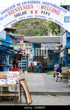 Eingang Bogen Zeichen Geschäfte im lokalen Markt Marktplatz in Chiclayo, Peru. Stockfoto