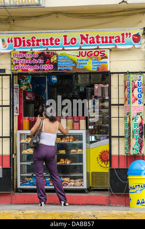 Lebensmittel Verkäufer im lokalen Markt Marktplatz in Chiclayo, Peru. Stockfoto