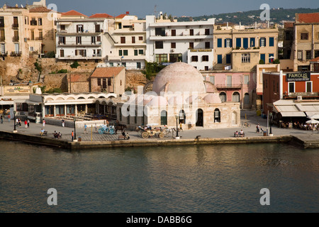 Eine osmanischen Moschee dient heute als ein Besucherzentrum in der alten venezianischen Hafen von Chania, Kreta, Griechenland. Stockfoto