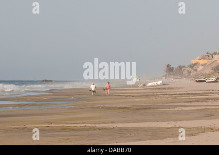 Paar unter einem romantischen Spaziergang auf Vichayito Strand bei Sonnenuntergang, Mancora, Peru. Stockfoto