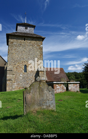 Die Pfarrkirche St. Johannes der Evangelist in Wotton, Surrey, an einem hellen Sommertag Stockfoto