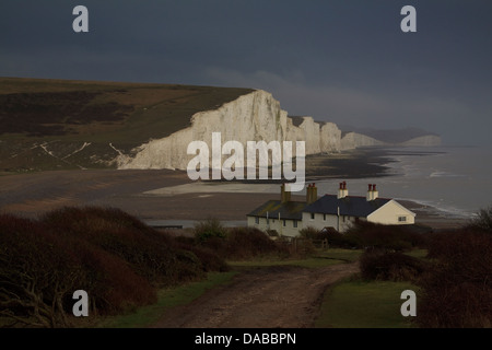 Die kultigen Klippen der sieben Schwestern von Seaford Kopf in einem zurückweichenden Sturm aus gesehen. Stockfoto