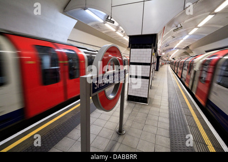 Züge in Shepherds Bush Station auf der London Underground, London Stockfoto