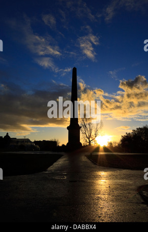 Die Sonne geht hinter Nelsons Denkmal im Herzen von Glasgow Green, Glasgow, auf s kalten Wintermorgen Stockfoto