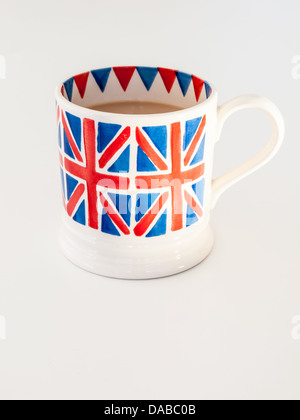 Eine Tasse milchig englischen Tee in einem britischen Union Jack-Becher Stockfoto