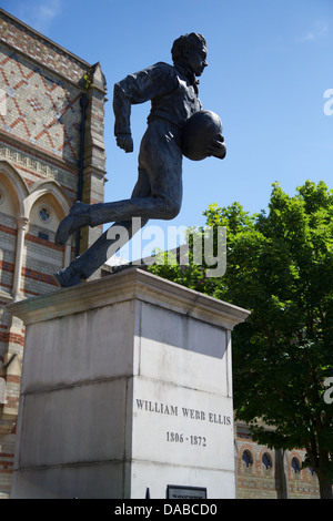 Statue von William Webb Ellis in Rugby Warwickshire UK Stockfoto