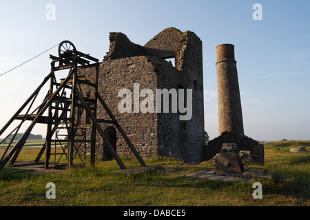 Die stilllegte Mine Magpie in der Nähe von Sheldon im Derbyshire England Peak District, industrielles Erbe. Auf dem Land verlassene Bleibergwerke Stockfoto