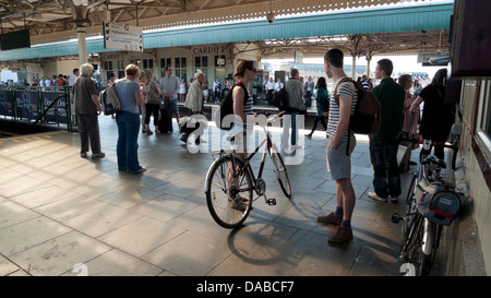 Passagiere Radfahrer mit Fahrrädern im Sommer warten auf Zug am Hauptbahnhof Plattform von Cardiff in Wales, UK KATHY DE WITT Stockfoto