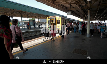 Passagier einsteigen in einen Zug mit einem Fahrrad auf Cardiff zentrale Bahnhof Bahnsteig im Sommer Wales UK KATHY DE WITT Stockfoto