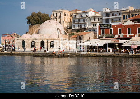 Eine osmanischen Moschee dient heute als ein Besucherzentrum in der alten venezianischen Hafen von Chania, Kreta, Griechenland. Stockfoto