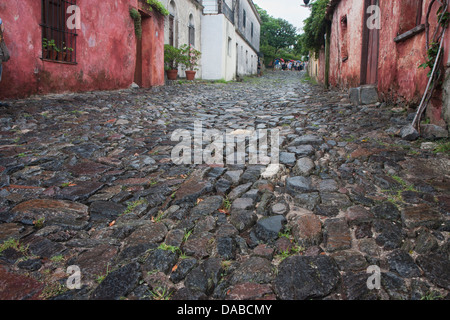 Kopfsteinpflasterstraße mit lokalen Gehäuse in Colonia del Sacramento Stockfoto