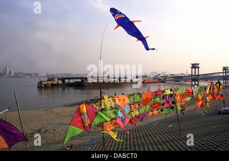 Bunte Drachen zum Verkauf am Fluss Yangtze in der Stadt Wuhan in der Provinz Hubei China Stockfoto