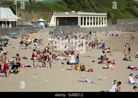 Barry Island, South Wales, UK, Dienstag, 9. Juli 2013 abgebildet: Whitmore Bay Beach in Barry Island, South Wales.   Re: South Wales Police Chief Inspector Marc Lamert während einer Pressekonferenz in Bezug auf die Suche nach fehlenden Teenager Hollie Jamie-Lee McClymont heute fortgeführt wird.  Hollie, 14 Jahre alt, aus Glasgow war auf Barry Island o Sonntag, dem 7. Juli mit Freunden.  Sie betrat das Wasser, wo sie war, letzte gesehen immer in Schwierigkeiten. Bildnachweis: D Legakis/Alamy Live-Nachrichten Stockfoto