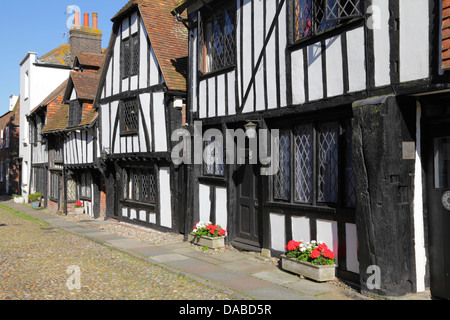 Mittelalterliche Tudorhäuser mit Fachwerk in Church Square, Rye, East Sussex, England, UK, GB Stockfoto