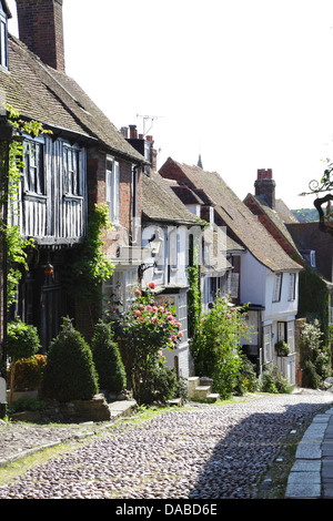 Die steilen und engen malerischen Meerjungfrau Kopfsteinpflaster, in alten Cinque Port Stadt Rye, East Sussex, England, Vereinigtes Königreich, Großbritannien, England, GB Stockfoto