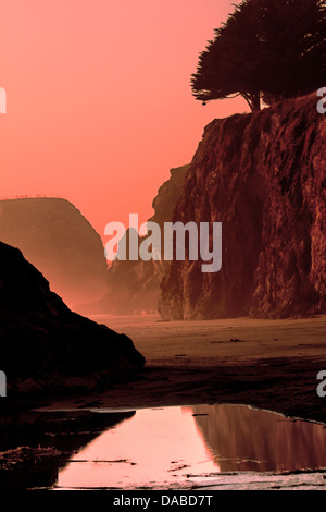 Sonnenuntergang Meer Klippe reflektiert Stockfoto