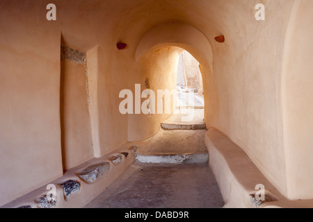 Gasse in Emporio Dorf, Santorini, Griechenland Stockfoto