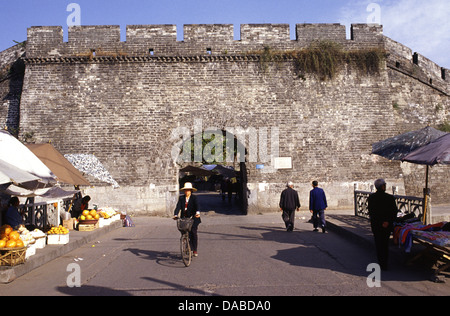 Äußere West Gate der alten Stadtmauer in der historischen Stadt Jingzhou am Ufer des Yangtze River im Süden von Hubei, China, Stockfoto