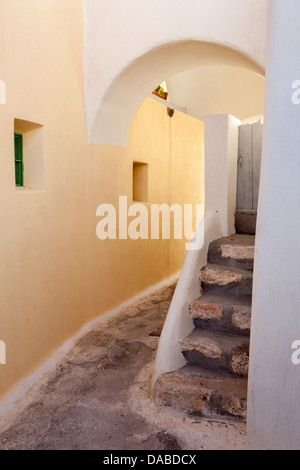 Gasse in Emporio Dorf, Santorini, Griechenland Stockfoto