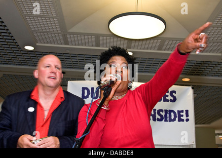 Kathleen Pearson Durchführung live Eröffnungstag der 2013 Blues Bonanza im Inneren der Wellgate Shopping Mall in Dundee, Großbritannien Stockfoto