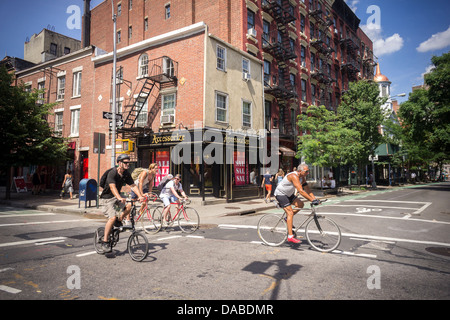 Radfahrer auf Bleecker Street und Christopher Street in Greenwich Village in New York Stockfoto