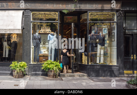 Gehobene Geschäfte und Unternehmen wie Ralph Lauren, an der Bleecker Street in Greenwich Village in New York Stockfoto