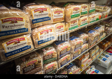 Brote von verschiedenen Sorten von Pepperidge Farm Brote sind auf einem Supermarktregal in New York gesehen. Stockfoto
