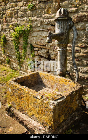 Alte Dorf Wasserpumpe und Steintrog im Originalzustand bei Christon in den Mendip Hills Somerset UK Stockfoto