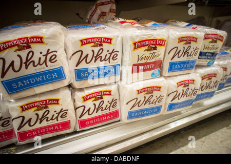 Brote von verschiedenen Sorten von Pepperidge Farm Brote sind auf einem Supermarktregal in New York gesehen. Stockfoto