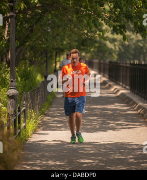 Übung-Enthusiasten laufen im Central Park in New York Mitte Tag trotz der sengenden Hitze Stockfoto