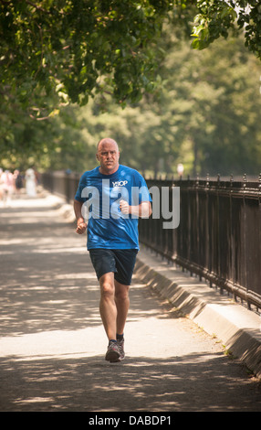 Übung-Enthusiasten laufen im Central Park in New York Mitte Tag trotz der sengenden Hitze Stockfoto