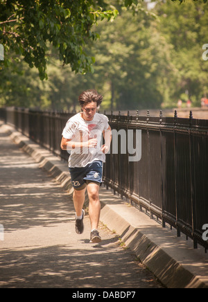 Übung-Enthusiasten laufen im Central Park in New York Mitte Tag trotz der sengenden Hitze Stockfoto