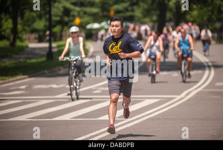 Übung-Enthusiasten laufen im Central Park in New York Mitte Tag trotz der sengenden Hitze Stockfoto