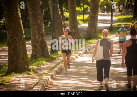 Übung-Enthusiasten laufen im Central Park in New York Mitte Tag trotz der sengenden Hitze Stockfoto