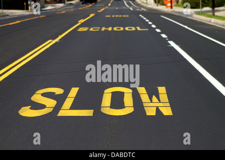 Fahrbahnmarkierungen an Schule Kreuzung in Amerika Warnung Fahrer zu verlangsamen. Stockfoto