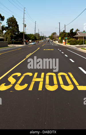 Fahrbahnmarkierungen an Schule Kreuzung in Amerika Warnung Fahrer zu verlangsamen. Stockfoto