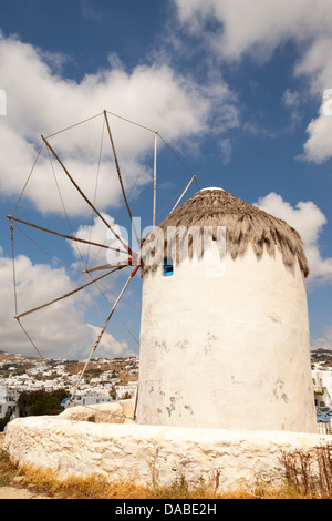 Eines der fünf berühmten Windmühlen, Chora, Mykonos Stadt, Mykonos, Griechenland Stockfoto