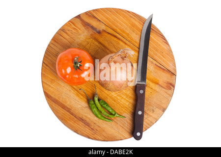 Kochen Zutaten (Tomaten, Zwiebel, grüne Chili) mit einem Messer auf einem Schneidebrett isoliert in weiß Stockfoto